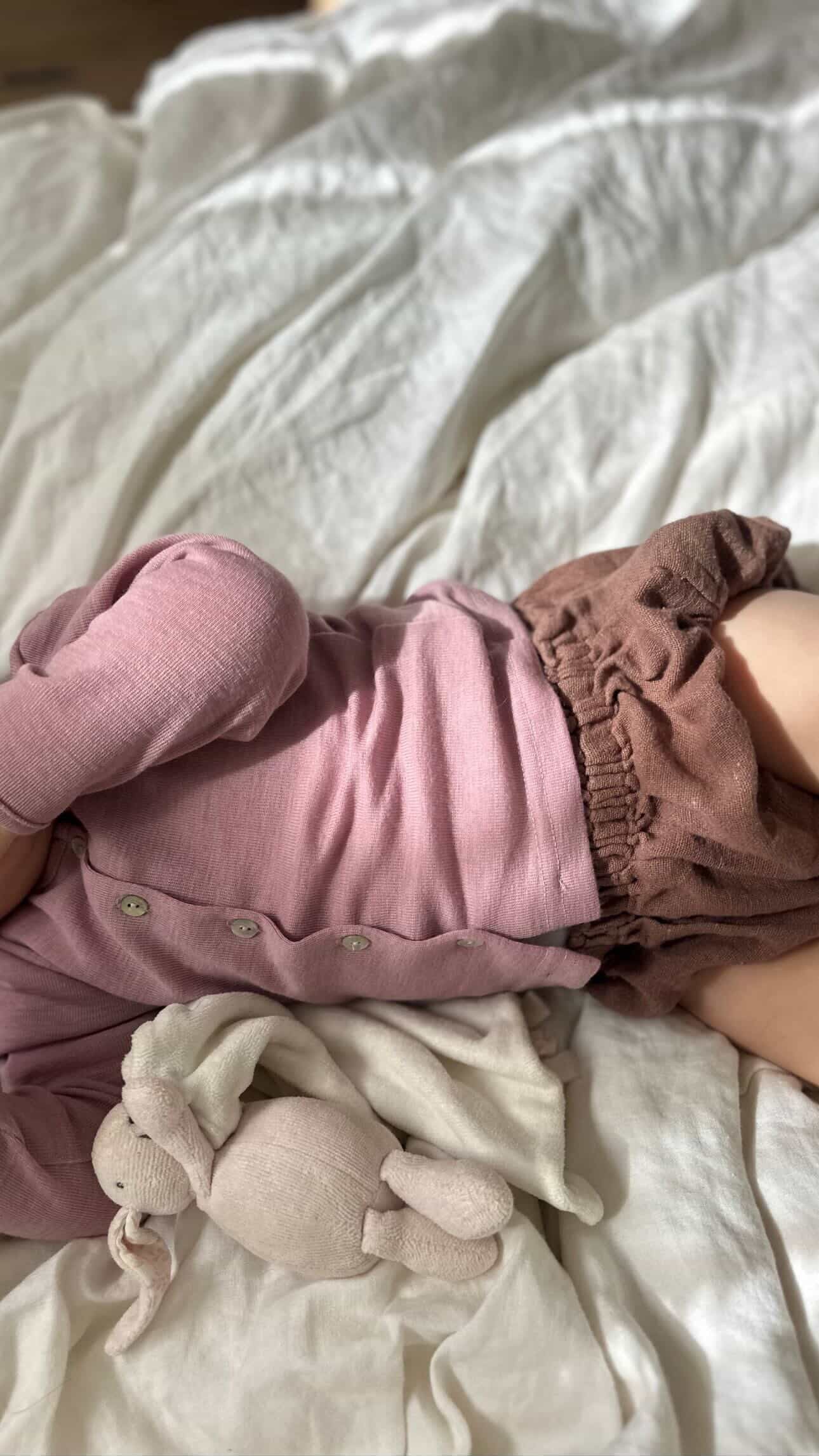 Baby wearing engel natur merino wool cardigan in rosewood melange