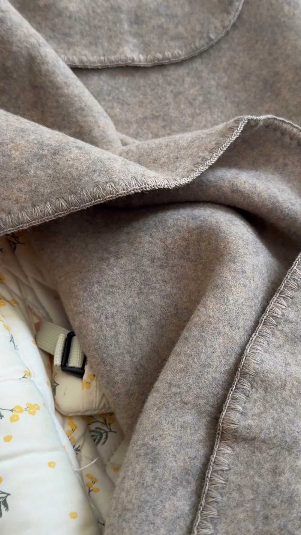 Close-up Engel Natur Baby Blanket in Walnut melange 
