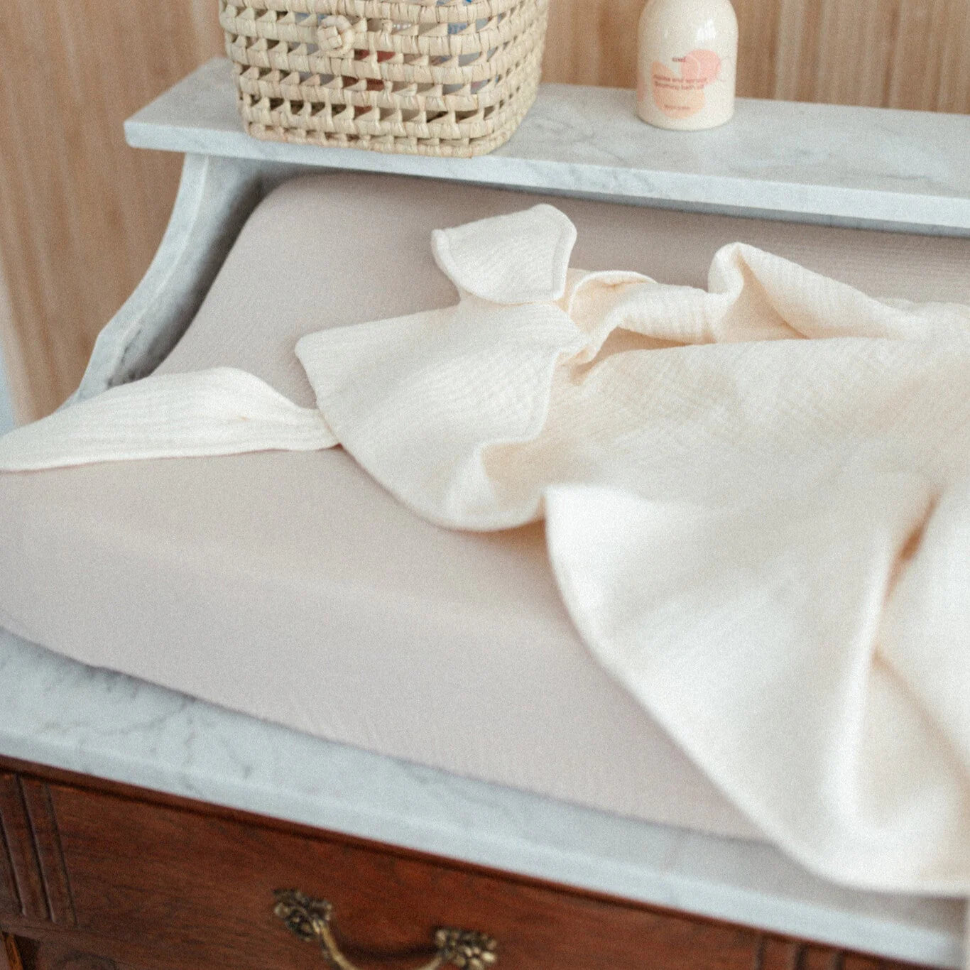 95x95 muslin baby bath towel with hood and swan embroidery