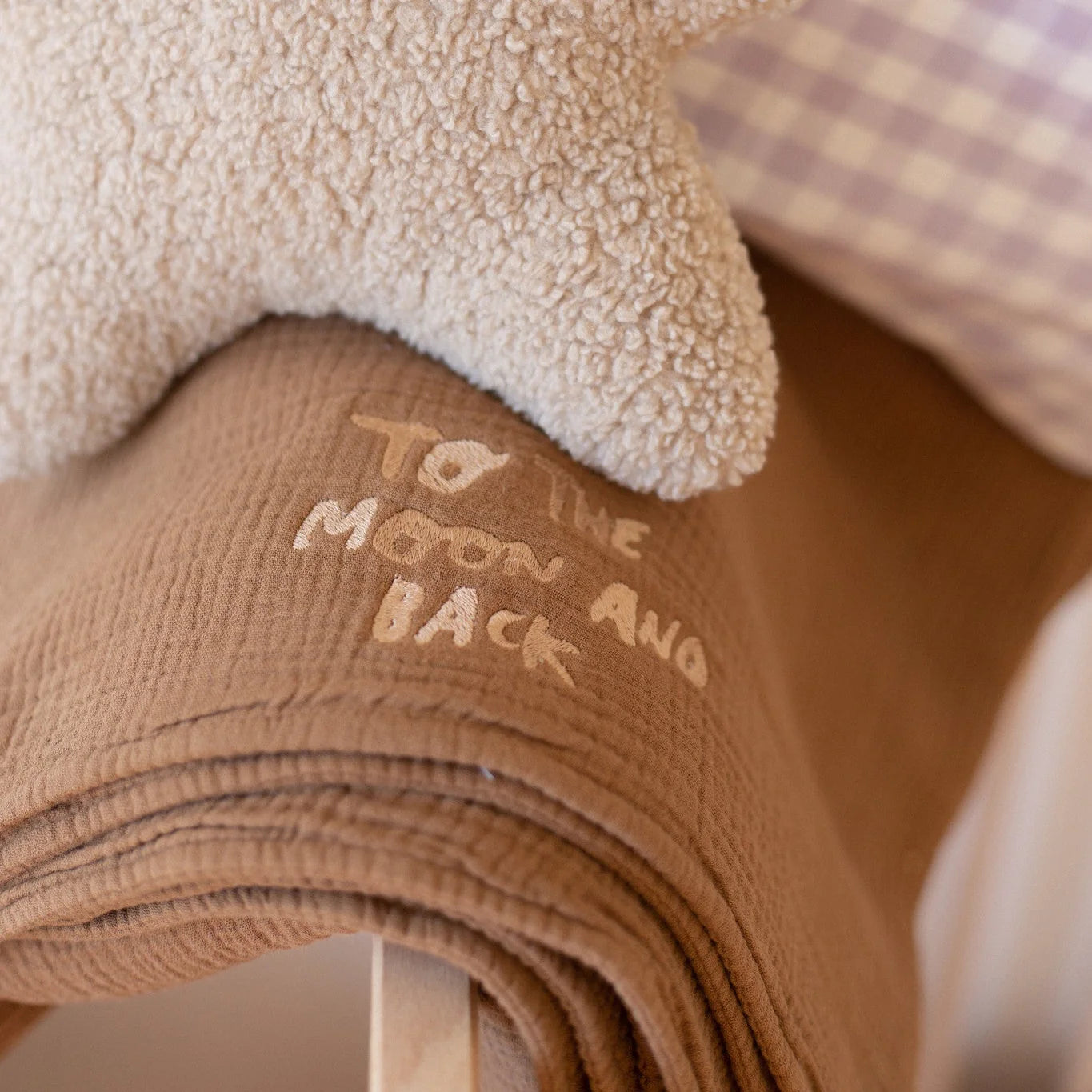 Close up of textured 110x140 muslin blanket with Atelier Pomme embroidery