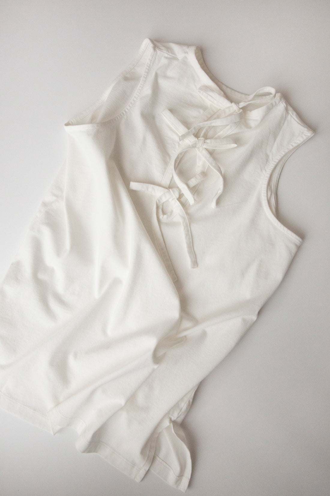 Façade Raito No-Sleeve Dress in organic cotton, sleeveless children’s dress with bow closure