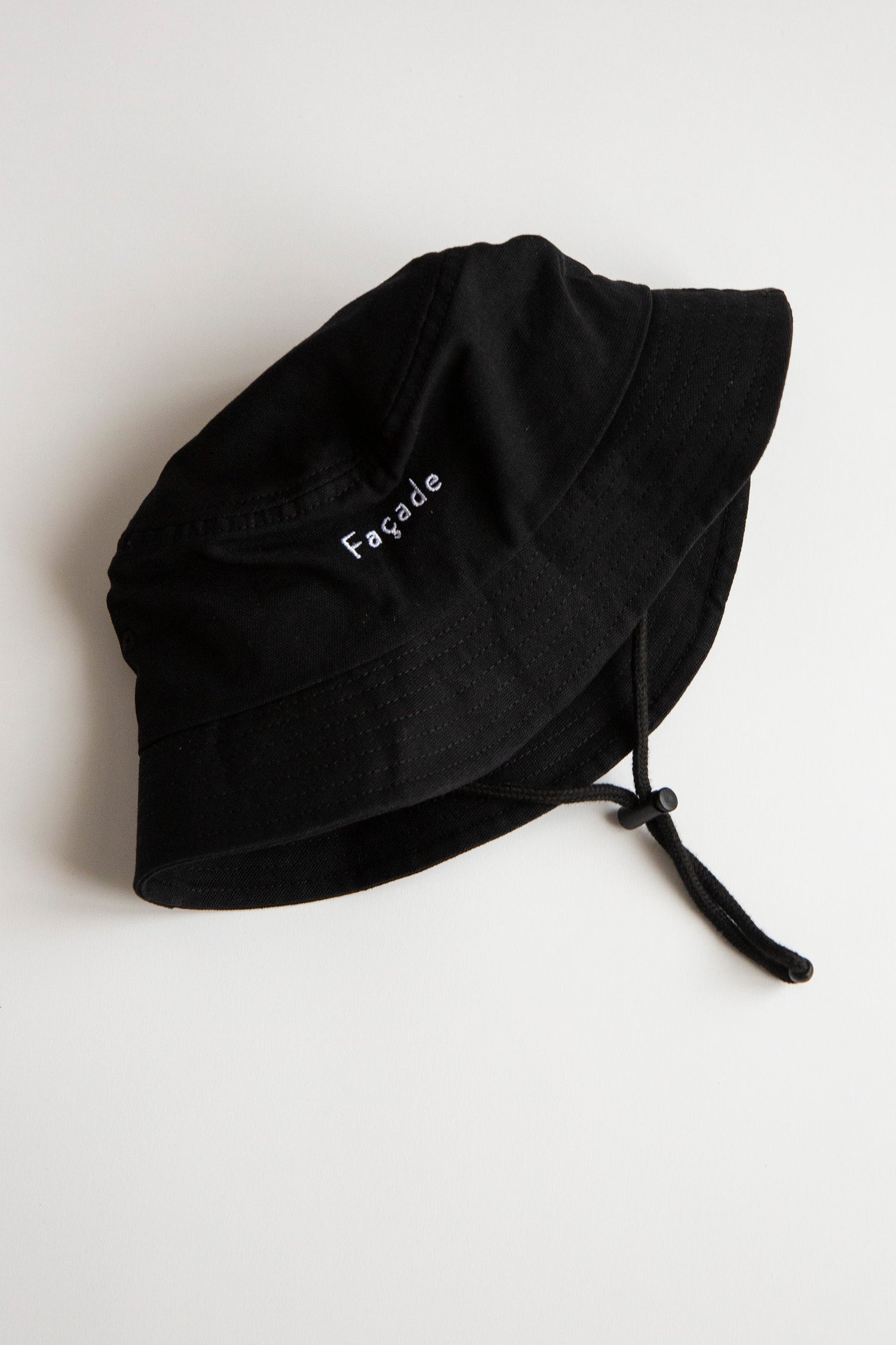 Refu Camping Hat by Façade in black, organic cotton kids bucket hat with chin cord