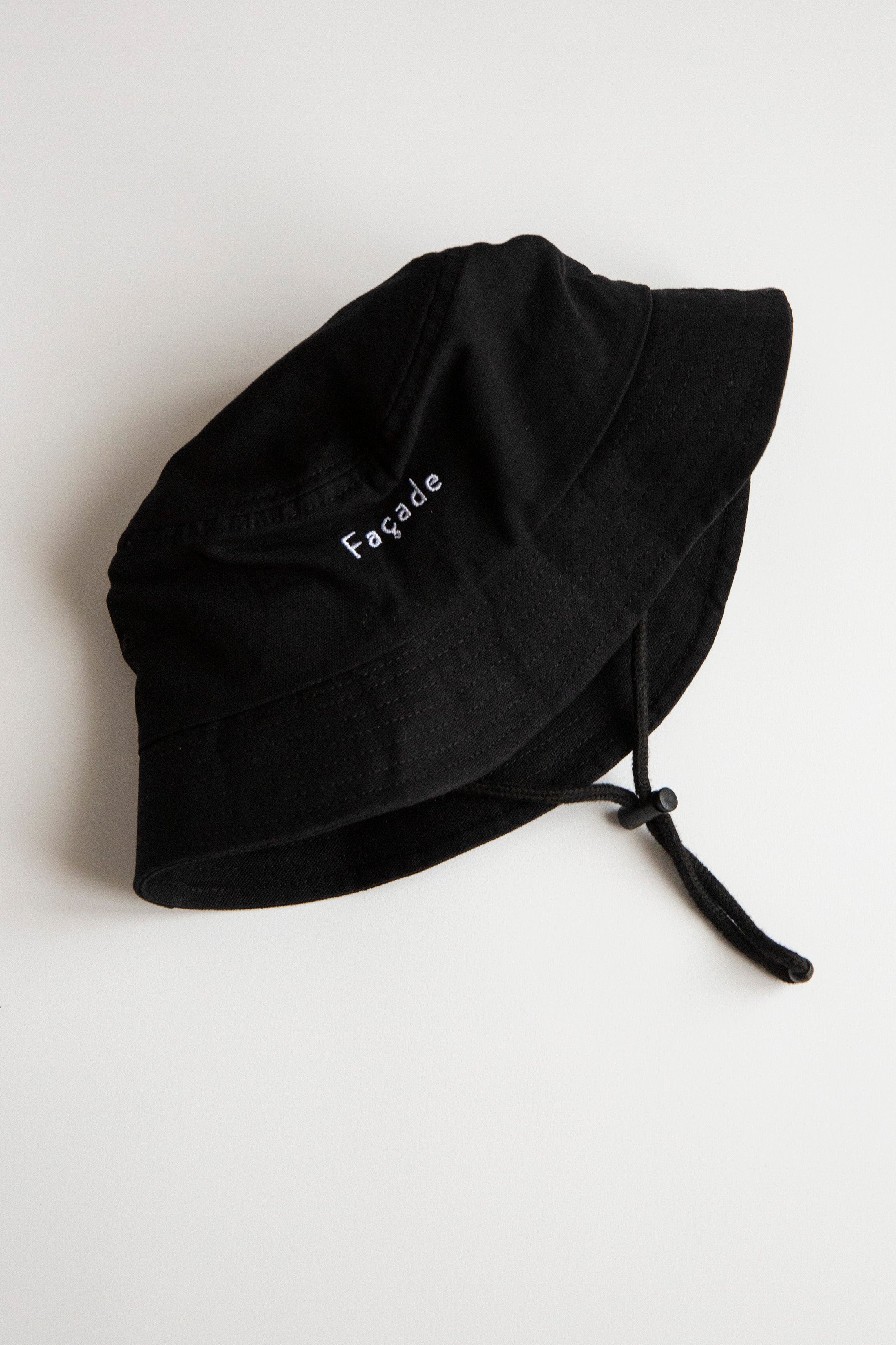 Refu Camping Hat by Façade in black, organic cotton kids bucket hat with chin cord